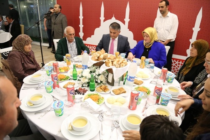 rize-valiliginden-sehit-ve-gazi-ailelerine-iftar-yemegi-(14).jpg