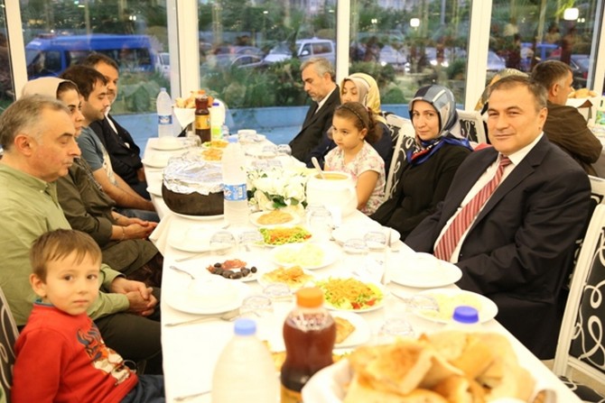 rize-valiliginden-sehit-ve-gazi-ailelerine-iftar-yemegi-(4).jpg