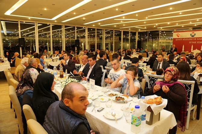 rize-valiliginden-sehit-ve-gazi-ailelerine-iftar-yemegi-(6)-001.jpg