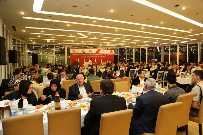 rize-valiliginden-sehit-ve-gazi-ailelerine-iftar-yemegi-(8)-001.jpg