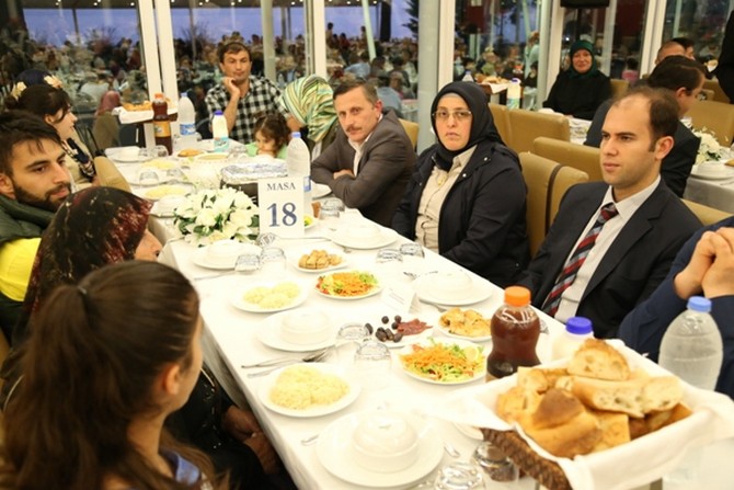 rize-valiliginden-sehit-ve-gazi-ailelerine-iftar-yemegi-(8).jpg