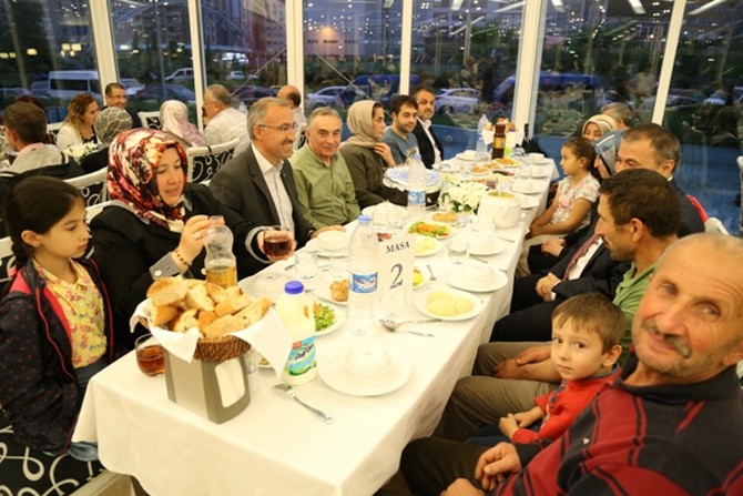 rize-valiliginden-sehit-ve-gazi-ailelerine-iftar-yemegi-(9).jpg