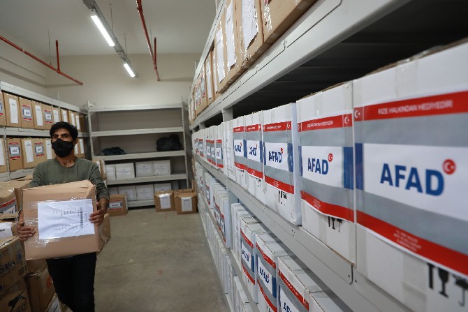 rize-valililigi-koordinasyonunda-il-afet-ve-acil-durum-mudurlugunce-(afad),-hayirseverlerin-katkisiyla-toplanan-1-tir-yardim-malzemesi,-izmirdeki-depremzedeler-icin-bolgeye-gonderildi-(2).jpg