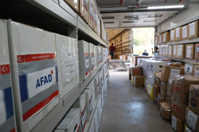 rize-valililigi-koordinasyonunda-il-afet-ve-acil-durum-mudurlugunce-(afad),-hayirseverlerin-katkisiyla-toplanan-1-tir-yardim-malzemesi,-izmirdeki-depremzedeler-icin-bolgeye-gonderildi-(3).jpg