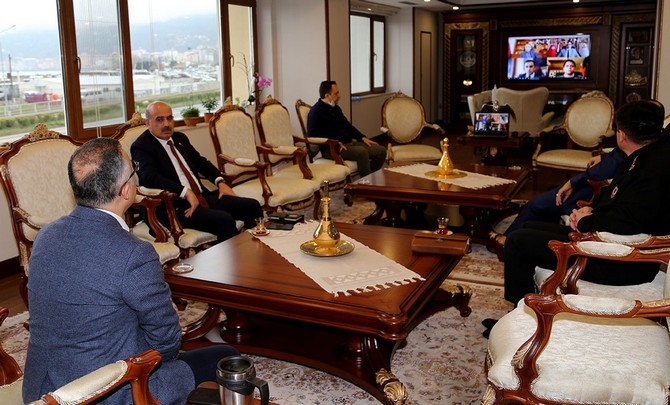 rize-valisi-ceber,-kaymakamlarla-video-konferans-ile-toplanti-yapti-(4).jpg