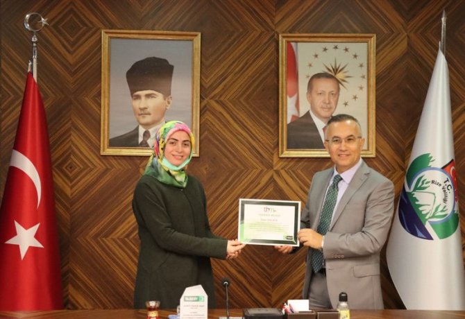 rize-valisi-ceber-yesilay-egitmenlerine-tesekkur-belgesi-verdi-10.jpeg