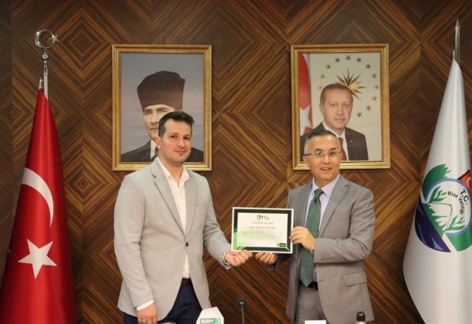 rize-valisi-ceber-yesilay-egitmenlerine-tesekkur-belgesi-verdi-11.jpeg
