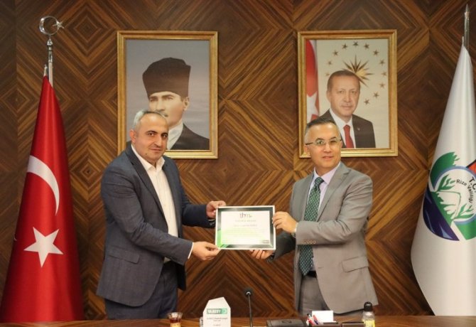 rize-valisi-ceber-yesilay-egitmenlerine-tesekkur-belgesi-verdi-12.jpeg