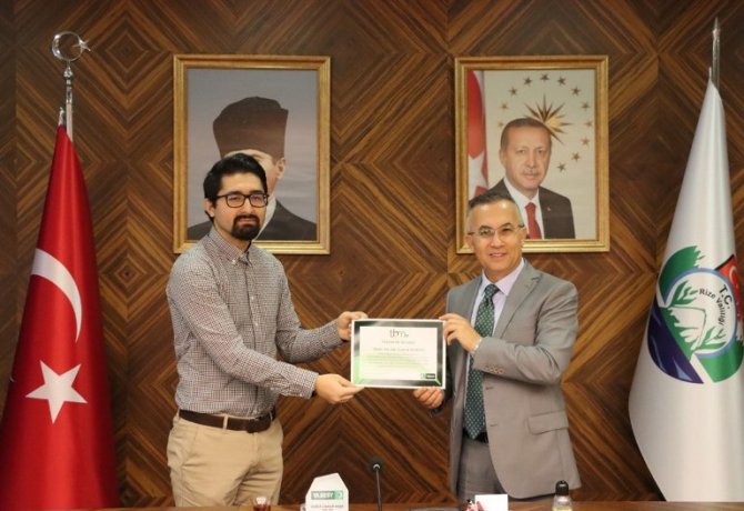 rize-valisi-ceber-yesilay-egitmenlerine-tesekkur-belgesi-verdi-13.jpeg