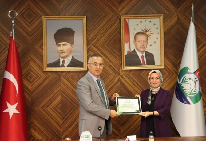 rize-valisi-ceber-yesilay-egitmenlerine-tesekkur-belgesi-verdi-14.jpeg