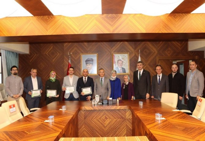 rize-valisi-ceber-yesilay-egitmenlerine-tesekkur-belgesi-verdi-2.jpeg
