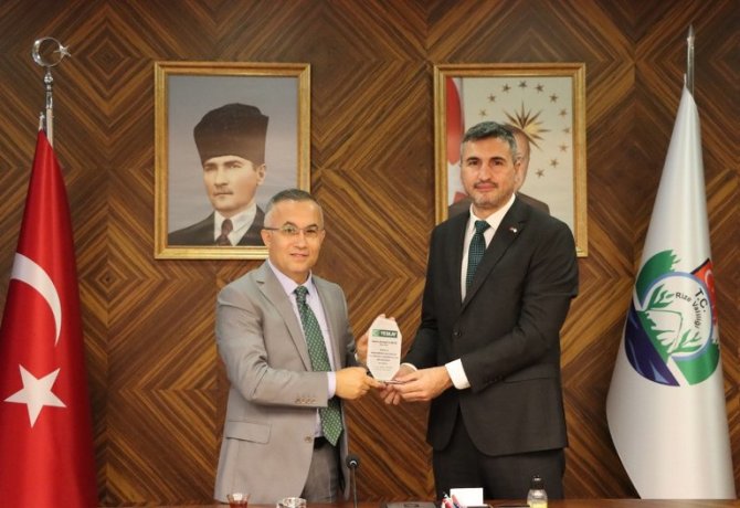 rize-valisi-ceber-yesilay-egitmenlerine-tesekkur-belgesi-verdi-6.jpeg