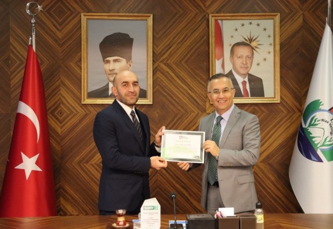 rize-valisi-ceber-yesilay-egitmenlerine-tesekkur-belgesi-verdi-9.jpeg