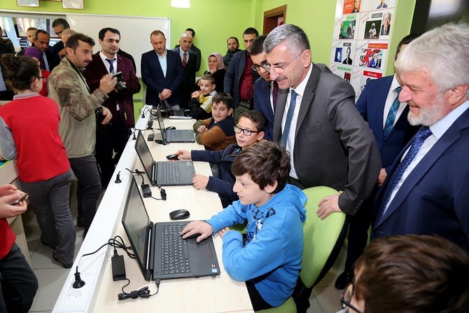 rize-valisi-erdogan-bektas’in-himayesinde,-“gelecegin-yazilimcilari-rize’de-yetisiyor”-slogani-ile-yurutulen-kodlama-projesi-kapsaminda-olusturulan-atolyelerin-9ncu-su-camlihemsin-ilcesinde-acildi-(6).jpg