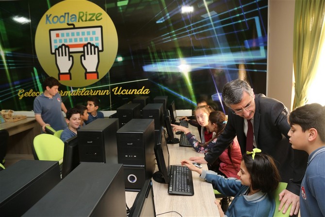rize-valisi-erdogan-bektas’in-himayesinde-yurutulen-‘kodlama-egitimi-projesi’-kapsaminda-olusturulan-atolyelerin-dorduncusu-pazar-ilcesinde-acildi-(5).jpg
