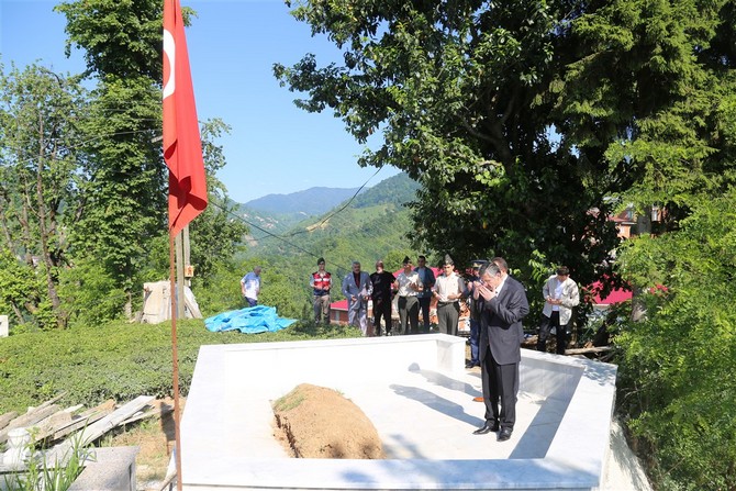 rize-valisi-erdogan-bektas,-15-temmuz-demokrasi-sehitlerinden-erhan-dural’in-kabrini-ziyaret-etti-(1).jpg