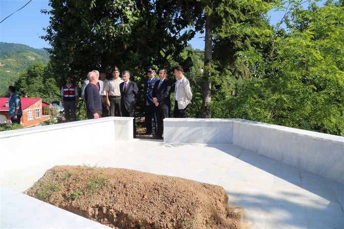 rize-valisi-erdogan-bektas,-15-temmuz-demokrasi-sehitlerinden-erhan-dural’in-kabrini-ziyaret-etti-(3).jpg