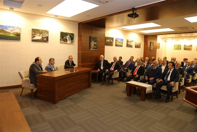 rize-valisi-erdogan-bektas,-19-ekim-muhtarlar-gunu-munasebetiyle-muhtarlarla-bir-araya-geldi-(2).jpg