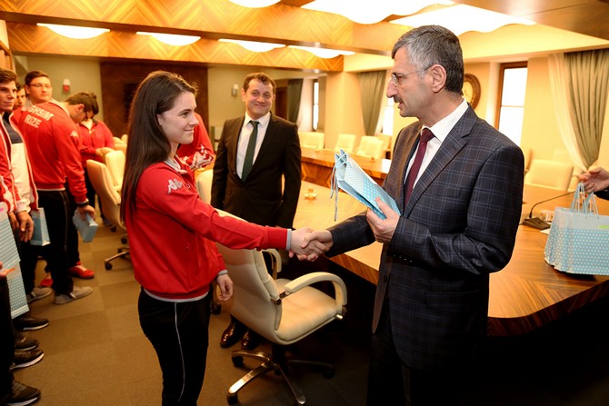 rize-valisi-erdogan-bektas,-2017-yili-turkiye-sampiyonalarinda-dereceye-giren-sporculari-makaminda-kabul-etti-(2).jpg