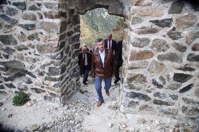 rize-valisi-erdogan-bektas,-camlihemsin-ilce-merkezine-40-km.-mesafedeki-kale-koyu-sinirlari-icerisinde-yer-alan-kale-i-bala-kalesinde-incelemelerde-bulundu-(1).jpg