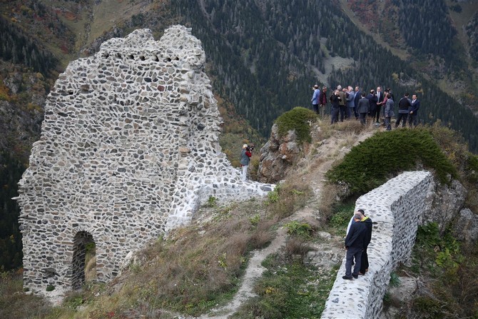 rize-valisi-erdogan-bektas,-camlihemsin-ilce-merkezine-40-km.-mesafedeki-kale-koyu-sinirlari-icerisinde-yer-alan-kale-i-bala-kalesinde-incelemelerde-bulundu-(3).jpg