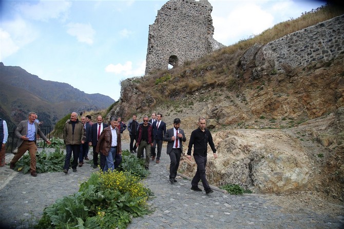 rize-valisi-erdogan-bektas,-camlihemsin-ilce-merkezine-40-km.-mesafedeki-kale-koyu-sinirlari-icerisinde-yer-alan-kale-i-bala-kalesinde-incelemelerde-bulundu-(7).jpg