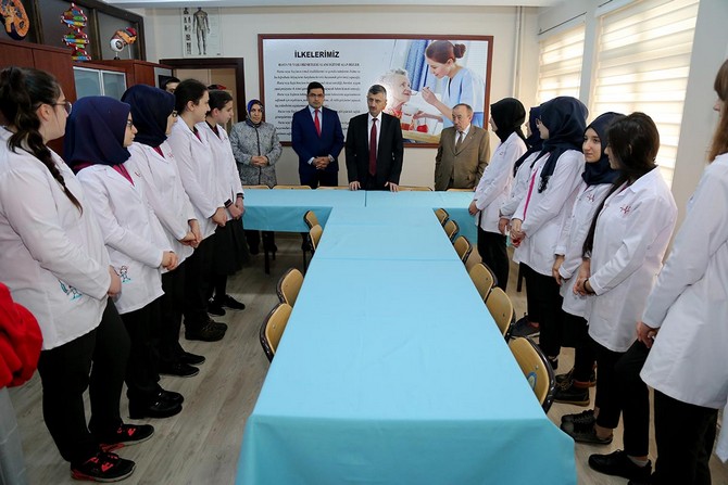 rize-valisi-erdogan-bektas,-gulbahar-hatun-mesleki-ve-teknik-anadolu-lisesini-ziyaret-etti-(2).jpg