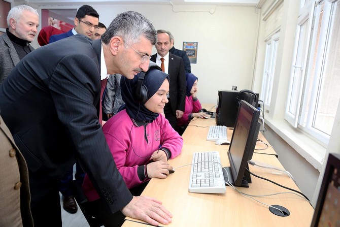 rize-valisi-erdogan-bektas,-gulbahar-hatun-mesleki-ve-teknik-anadolu-lisesini-ziyaret-etti-(3).jpg