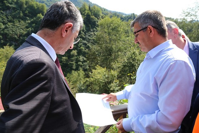 rize-valisi-erdogan-bektas,-hemsin-ilcesi-ve-gito-yaylasi’nda-incelemelerde-bulundu-(1).jpg