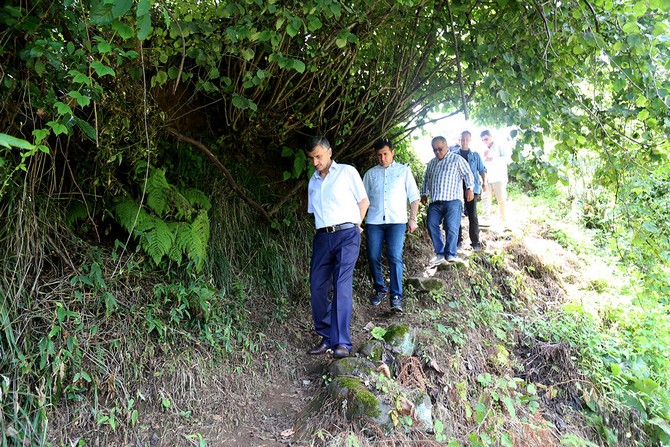 rize-valisi-erdogan-bektas,-iyidere-ilcesi-ciftlik-koyu-ve-kosklu-koyu-arasinda-yer-alan-pileki-magarasina-ulasan-tarihi-patika-yollarda-incelemelerde-bulundu-(4)-001.jpg