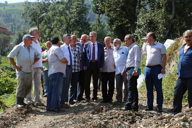 rize-valisi-erdogan-bektas,-kirklartepe-koyunde-il-ozel-idaresince-gerceklestirilen-calismalari-yerinde-inceledi-ve-calismalar-hakkinda-yetkililerden-bilgi-aldi-(1).jpg