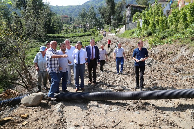 rize-valisi-erdogan-bektas,-kirklartepe-koyunde-il-ozel-idaresince-gerceklestirilen-calismalari-yerinde-inceledi-ve-calismalar-hakkinda-yetkililerden-bilgi-aldi-(2)-001.jpg