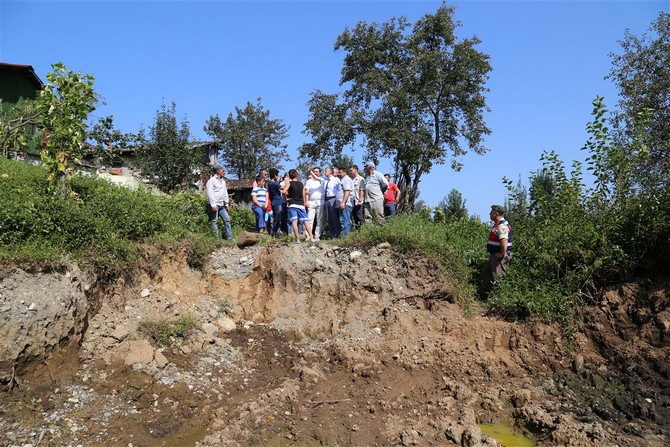 rize-valisi-erdogan-bektas,-kirklartepe-koyunde-il-ozel-idaresince-gerceklestirilen-calismalari-yerinde-inceledi-ve-calismalar-hakkinda-yetkililerden-bilgi-aldi-(3).jpg