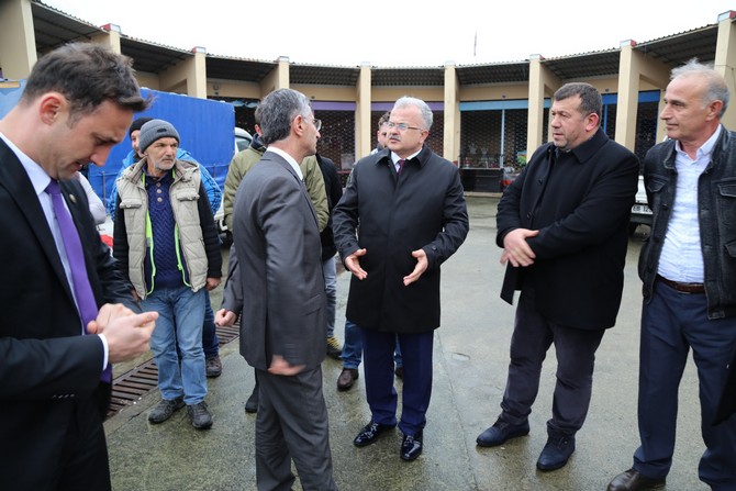 rize-valisi-erdogan-bektas,-rize-belediye-baskani-prof.-dr.-resat-kasap,-rize-belediyesi-su-urunleri-toptanci-halini-ziyaret-ederek,-balikci-esnaflari-ile-bir-araya-geldi-(15).jpg