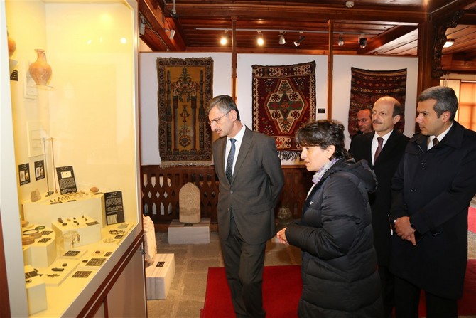 rize-valisi-erdogan-bektas,-rize-muzesini-ziyaret-etti-(3).jpg