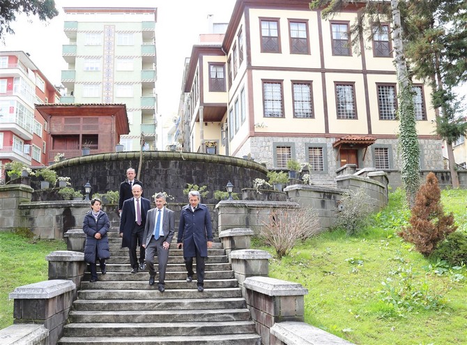 rize-valisi-erdogan-bektas,-rize-muzesini-ziyaret-etti-(5).jpg