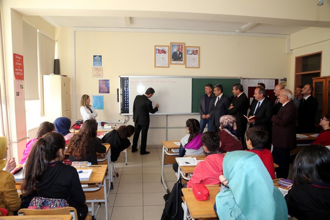 rize-valisi-erdogan-bektas,-rize-sosyal-bilimler-lisesini-ziyaret-etti-(3).jpg