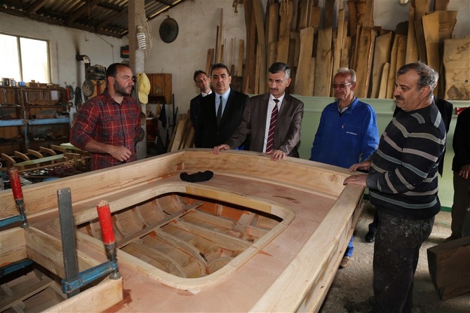 rize-valisi-erdogan-bektas,-sogutlu-koyu-balikci-barinagini-ziyaret-ederek,-burada-ahsap-tekne-imalati-yapan-ustalarla-bir-araya-geldi-(5).jpg