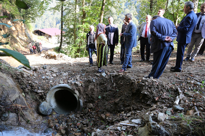 rize-valisi-erdogan-bektas,-yakin-zamanda-meydana-gelen-afet-sonucu-cayeli-ilcesinde-zarar-goren-bolgelerde-incelemelerde-bulundu-ve-yurutulen-calismalar-hakkinda-bilgiler-aldi-1.jpg