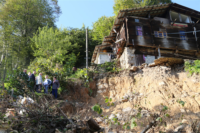 rize-valisi-erdogan-bektas,-yakin-zamanda-meydana-gelen-afet-sonucu-cayeli-ilcesinde-zarar-goren-bolgelerde-incelemelerde-bulundu-ve-yurutulen-calismalar-hakkinda-bilgiler-aldi-2.jpg