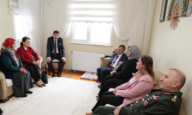 rize-valisi-erdogan-bektas-sehit-ailelerini-ziyaret-etti-3.jpg