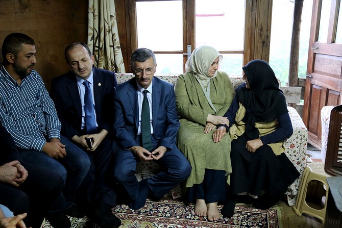 rize-valisi-erdogan-bektas-ve-esi-esma-bektas,-kurban-bayrami-dolayisiyla-15-temmuz-demokrasi-sehidi-muhammet-ambar’in-ailesini-ziyaret-etti-(3).jpg