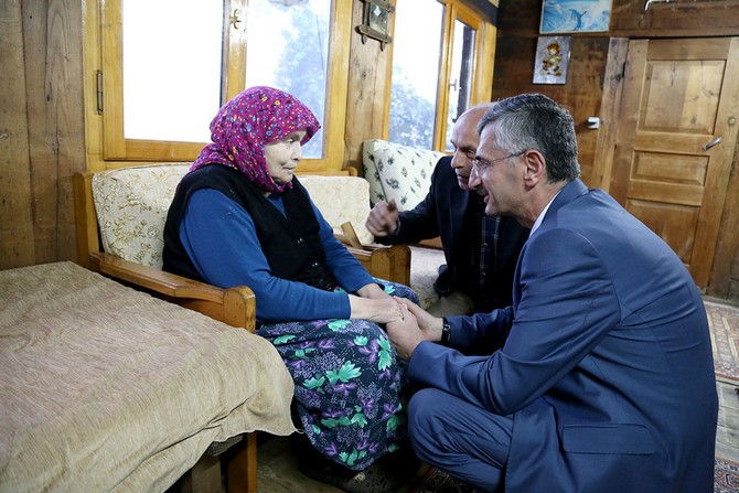 rize-valisi-erdogan-bektas-ve-esi-esma-bektas,-kurban-bayrami-dolayisiyla-15-temmuz-demokrasi-sehidi-muhammet-ambar’in-ailesini-ziyaret-etti-(4).jpg