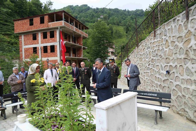 rize-valisi-erdogan-bektas-ve-esi-esma-bektas,-ramazan-bayrami-dolayisiyla-sehit-ailelerini-ziyaret-etti-(2).jpg