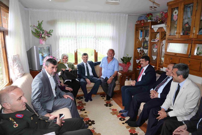 rize-valisi-erdogan-bektas-ve-esi-esma-bektas,-ramazan-bayrami-dolayisiyla-sehit-ailelerini-ziyaret-etti-(3).jpg