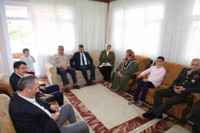 rize-valisi-erdogan-bektas-ve-esi-esma-bektas,-ramazan-bayrami-dolayisiyla-sehit-ailelerini-ziyaret-etti-(5).jpg