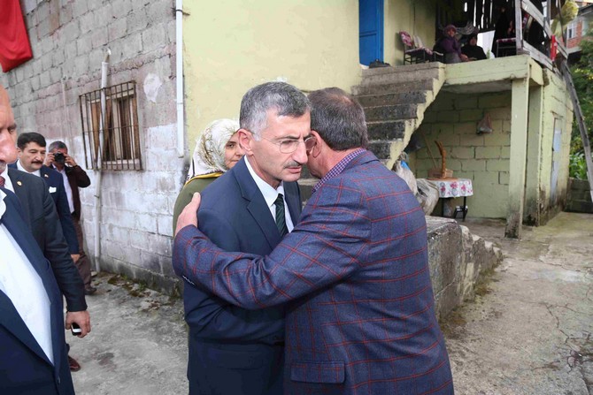 rize-valisi-erdogan-bektas-ve-esi-esma-bektas,-ramazan-bayrami-dolayisiyla-sehit-ailelerini-ziyaret-etti-(6).jpg