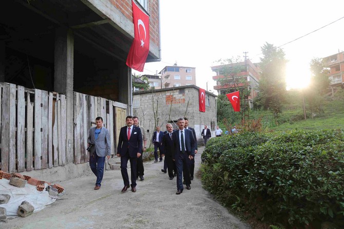 rize-valisi-erdogan-bektas-ve-esi-esma-bektas,-ramazan-bayrami-dolayisiyla-sehit-ailelerini-ziyaret-etti-(8).jpg