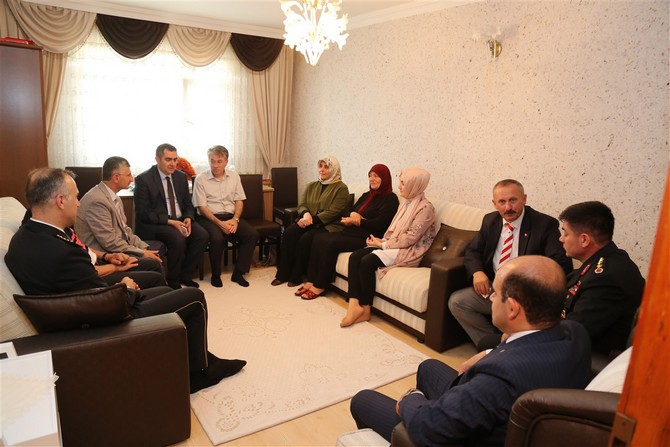 rize-valisi-erdogan-bektas-ve-esi-esma-bektas,-ramazan-bayrami-dolayisiyla-sehit-ailelerini-ziyaret-etti-ve-bayramlarini-kutladi-(1).jpg