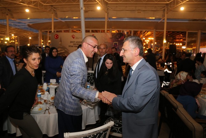 rize-valisi-erdogan-bektas-ve-esi-esma-bektas,-sehit-aileleri-ve-gazilerle-iftar-sofrasinda-bir-araya-geldi-(1).jpg